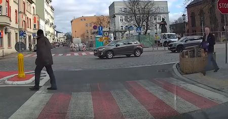 Ludzie łapią się za głowy. Nagranie z centrum Gniezna