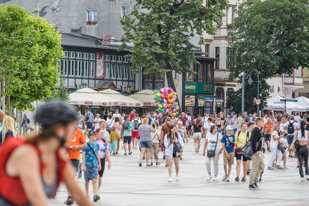 Plaga wakacyjnych oszustw. Pojechał nad morze i stracił pieniądze