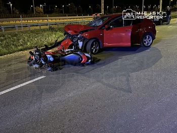 Warszawa: Czołowe zderzenie motocyklisty z autem