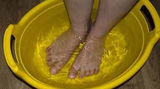 Wsyp do wody i wymocz stopy. Po "skorupie" na piętach nie będzie śladu