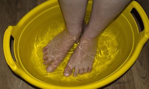 Wsyp do wody i wymocz stopy. Po "skorupie" na piętach nie będzie śladu