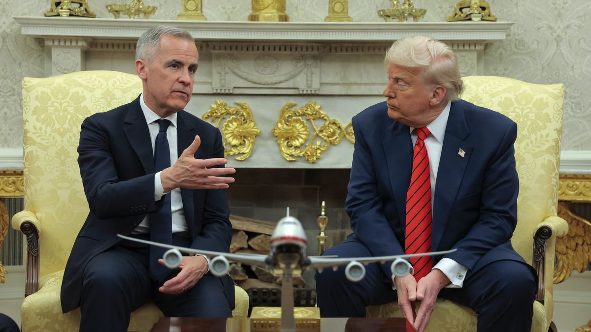 WASHINGTON, DC - MAY 06: U.S. President Donald Trump (R) meets with Canadian Prime Minister Mark Carney in the Oval Office at the White House on May 6, 2025 in Washington, DC. Carney, who was elected into office last week, is expected to meet with President Trump to discuss trade and the recent tariffs imposed on Canada. (Photo by Anna Moneymaker/Getty Images)