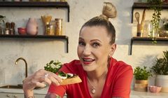 Daria Ładocha w nowej reklamie Herbapolu reklamuje musy owocowe