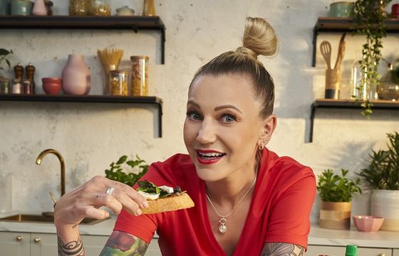 Daria Ładocha w nowej reklamie Herbapolu reklamuje musy owocowe