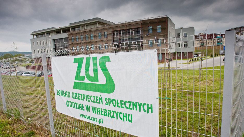 Warto pamiętać, że emerytury podawane są zarówno w kwotach brutto, jak i netto. Kwota brutto to pełna wysokość świadczenia przed potrąceniam