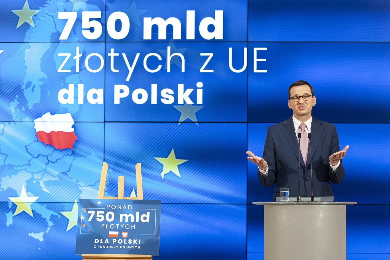 Premier Mateusz Morawiecki podczas konferencji przedstawiającej wynegocjowany w lipcu budżetu unijny