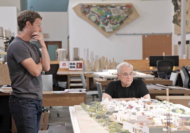 Mark Zuckerberg i Frank Gehry nad makietą (Fot. Business Insider)