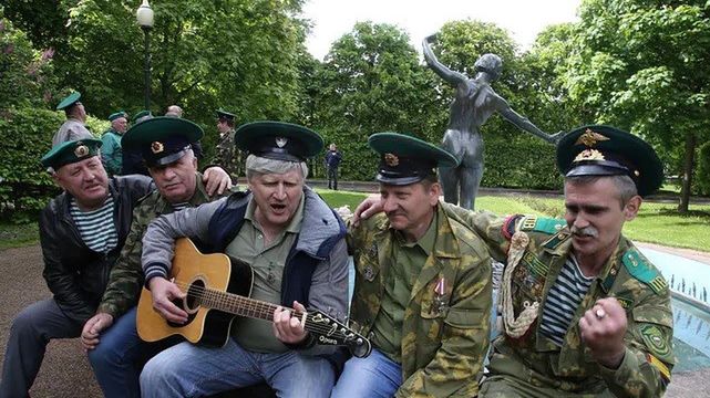 Życie patrioty nie jest złe: byli pracownicy KGB i FSB w parku Gorkiego w Moskwie
