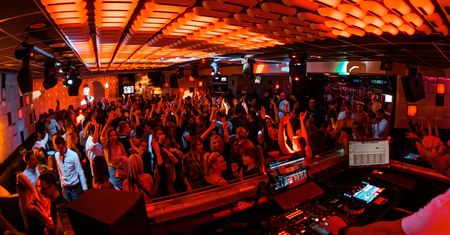 Katowice. Rząd ogłosił restrykcje, klub ogłosił kurs tańca w Sylwestra