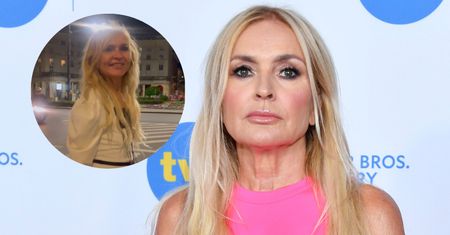 Monika Olejnik pozuje na pasach w sukience "z recyklingu". Internauta zwrócił jej uwagę