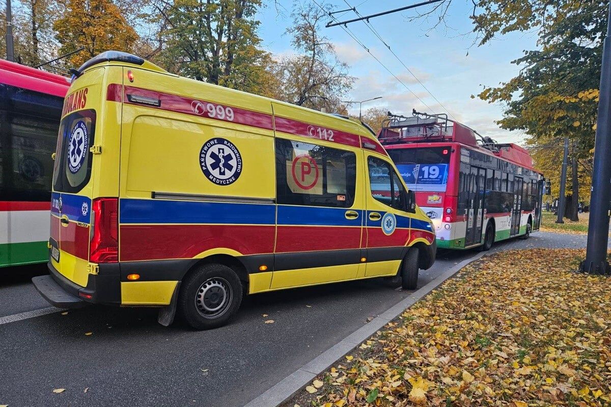 Zderzenie trolejbusu z toyotą na Al. Racławickich