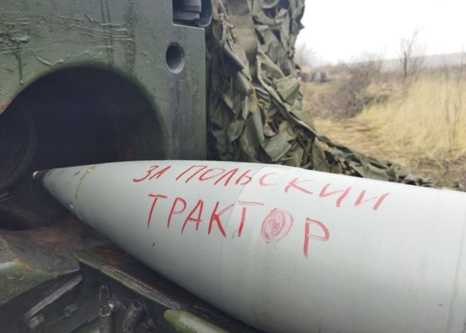 Rosjanie żartują sobie z wypadku w Przewodowie, podpisując amunicje, którą ostrzeliwują miasta w Ukrainie