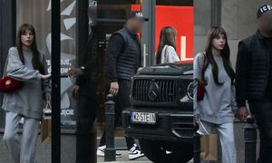 Julia von Stein z partnerem włóczą się po butikach. Zajechali pod sklep "starym" samochodem za KILKASET TYSIĘCY ZŁOTYCH (ZDJĘCIA)