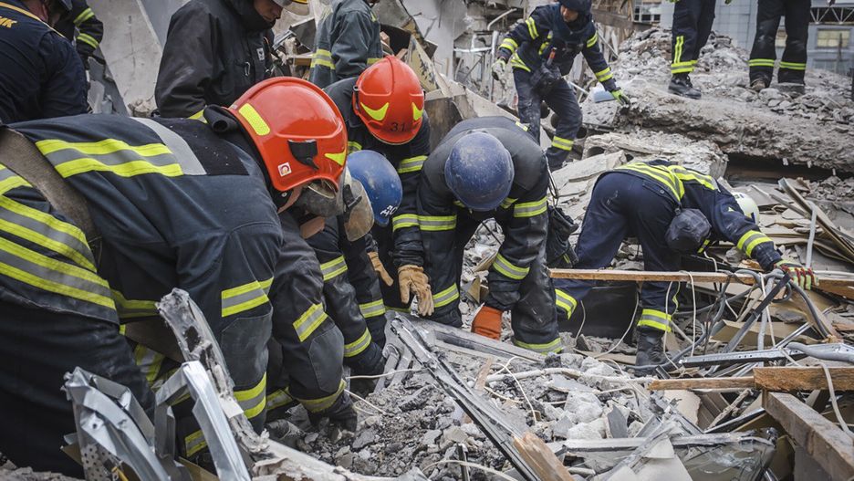 A handout photo made available by the State Emergency Service of Ukraine shows rescuers at work at the site of a rocket strike in downtown Kramatorsk, Donetsk area, Ukraine, 28 June 2023, amid the Russian invasion. According to the National Police, two short-range ballistic Iskander rockets hit Kramatorsk in the evening of 27 June. At least 11 people, including the three children, were killed and 56 others were injured, the State Emergency Service confirmed on 28 June. EPA/STATE EMERGENCY SERVICE HANDOUT HANDOUT EDITORIAL USE ONLY/NO SALES Dostawca: PAP/EPA.