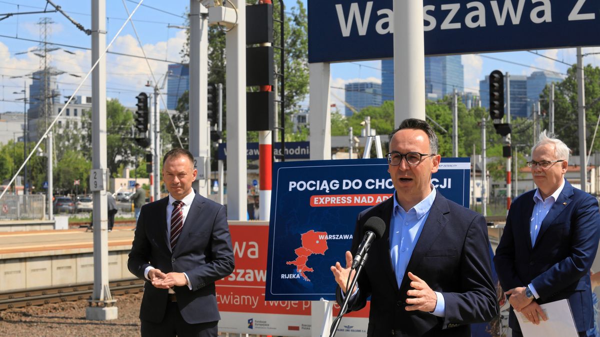 Konferencja Dariusza Klimczaka w sprawie pociagu do Chorwacjii
21.05.2025 Warszawa , dworzec kolejowy Warszawa Zachodnia . Minister infrastruktury Dariusz Klimczak (c) podczas konferencji prasowej na temat nowego polaczenia kolejowego z Warszawy do Rijeki w Chorwacjii .
Fot. Jacek Marczewski / Agencja Wyborcza.pl
Fot. Jacek Marczewski / Agencja Wyborcza.pl
kolej, konferencja, chorwacja, rijeka, polaczenie kolejowe, /FR/