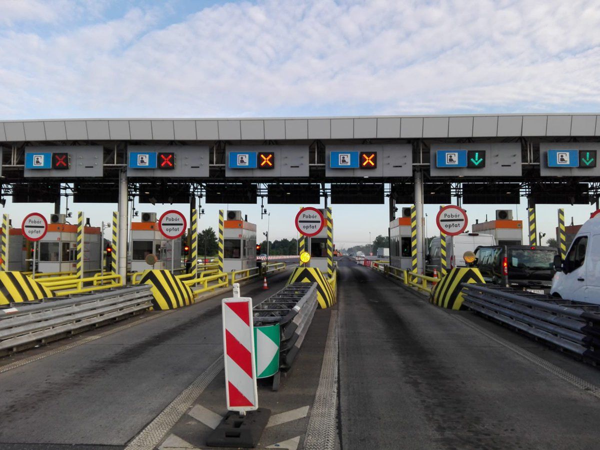 Bramki na autostradach to duża uciążliwość dla kierowców.