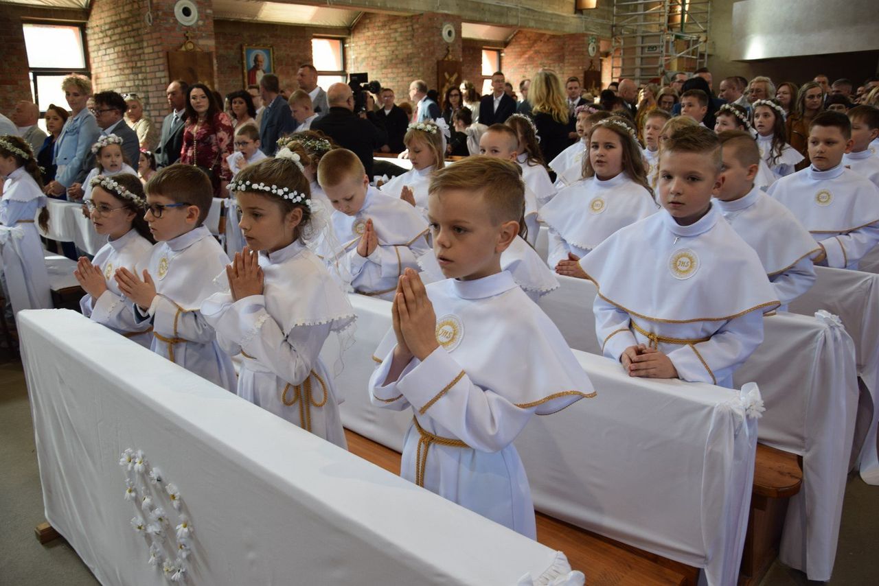 Pierwsza komunia święta w parafii św. Pawła Apostoła w Zduńskiej Woli