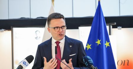 Posłowie i senatorowie dostaną więcej. Hołownia dał zielone światło