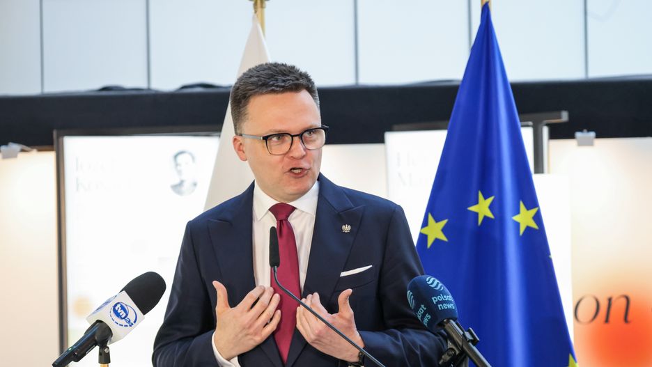 Burksela, Belgia, 17.02.2025. Marszałek Sejmu Szymon Hołownia podczas uroczystego otwarcia wystawy ?Republika innowacji? w siedzibie Parlamentu Eeuropejskiego w Brukseli, 17 bm. Wystawa ukazuje wkład Polski, Polek i Polaków w rozwój nowoczesnego świata. Marszałkowie Sejmu i Senatu RP odwiedzili Brukselę wraz z delegacją parlamentarzystów w związku z Europejskim Tygodniem Parlamentarnym. (ad) PAP/Albert Zawada