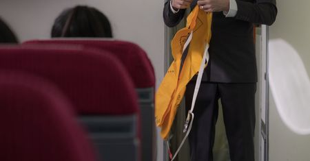 Nadmuchał kamizelkę ratunkową w samolocie. Teraz nigdzie nie poleci