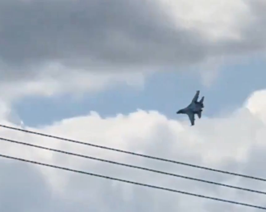 A Ukrainian Su-27 over the Kursk region in Russia hunting for helicopters and drones.