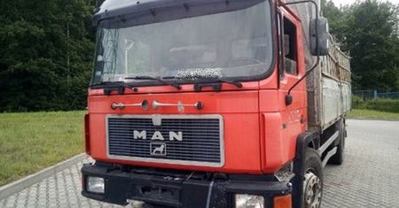 Zatrzymali ciężarówkę, która nie powinna być na drodze. Kilka godzin wcześniej przeszła przegląd