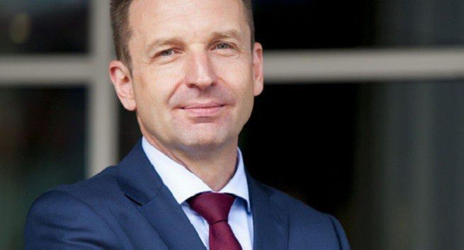 Damian Ragan za Richarda Pareta w zarządzie banku Credit Agricole