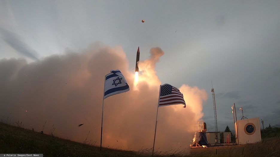 Testy pocisku antyrakietowego Arrow-3
July 19, 2019 - Kodiak island, Alaska, United States: The Israel Missile Defense Organization (IMDO) of the Directorate of Defense Research and Development (DDR&D) and the U.S. Missile Defense Agency (MDA) completed a successful flight test campaign with the Arrow-3 Interceptor missile. Flight Test Arrow-01 demonstrated the Israeli Arrow Weapon System's ability to conduct a high altitude hit-to-kill engagement. Interceptor tests were conducted that successfully destroyed target missiles. These test were conducted at Pacific Spaceport Complex-Alaska (PSCA) in Kodiak, Alaska. The Arrow-3 system engaged an exo-atmosphere ballistic missile target on Sunday, July 28. The test series were conducted jointly by the Israeli Missile Defense Organization and the US Missile Defense Agency. A US radar system was activated in complete synchronicity with the Arrow-3. The Arrow Weapon System is a central part of Israel's multi-layer defense system. It is designed to engage ballistic missiles outside the earth's atmosphere coupled with a rare capacity to target satellites. Israel's defense system is based on four operational layers: Iron Dome, David's Sling the Arrow-2, and the Arrow-3, which was first tested in December 2015, and was integrated in the Israeli air force's multi-tier defense array. The Israeli MDO is now working on developing Arrow 4 for engaging cluster warheads in space. (MDA/Polaris)