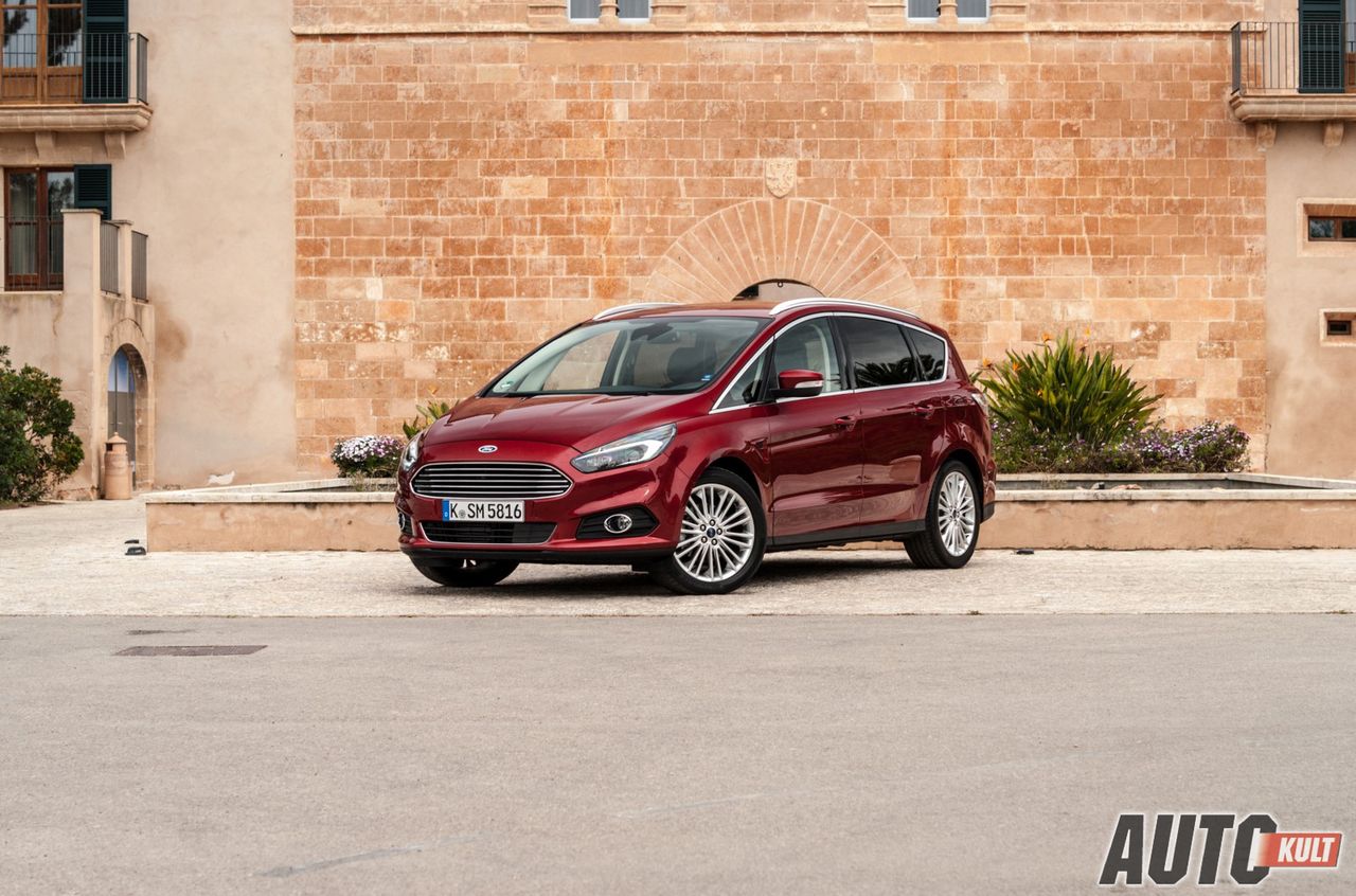 Nowy Ford S-Max jak na MPV wygląda zjawiskowo, a krwisty lakier dodaje mu tony elegancji.