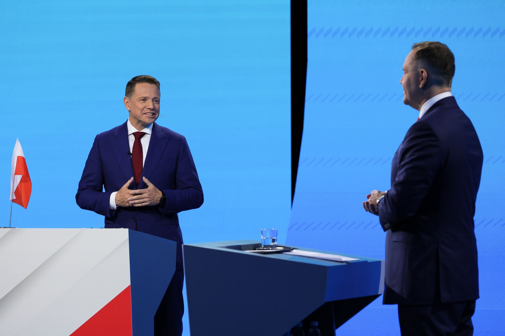 Warszawa, 23.05.2025. Wybory Prezydenta RP 2025 - kampania przed II turą. Kandydat Komitetu Obywatelskiego, popierany przez PiS prezes IPN Karol Nawrocki (P) i kandydat KO w wyborach prezydenta RP, prezydent Warszawy Rafał Trzaskowski (L) na debacie przed II turą wyborow prezydenta RP, transmitowanej przez trzy ogólnopolskie stacje ? TVP, TVN i Polsat, w Warszawie, 23 bm. (ad) PAP/Paweł Supernak
