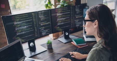 Gdzie w Europie Środkowo-Wschodniej najwięcej zarabiają programiści? Przypadek seniorów może zaskoczyć