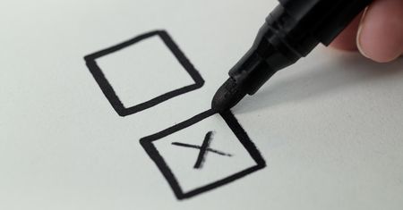 II tura wyborów prezydenckich 2025. Czy można robić zdjęcia karty do głosowania?