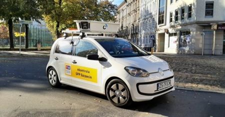 Kontrole na ulicach. Za specjalnym autem jeździ człowiek z drukarką