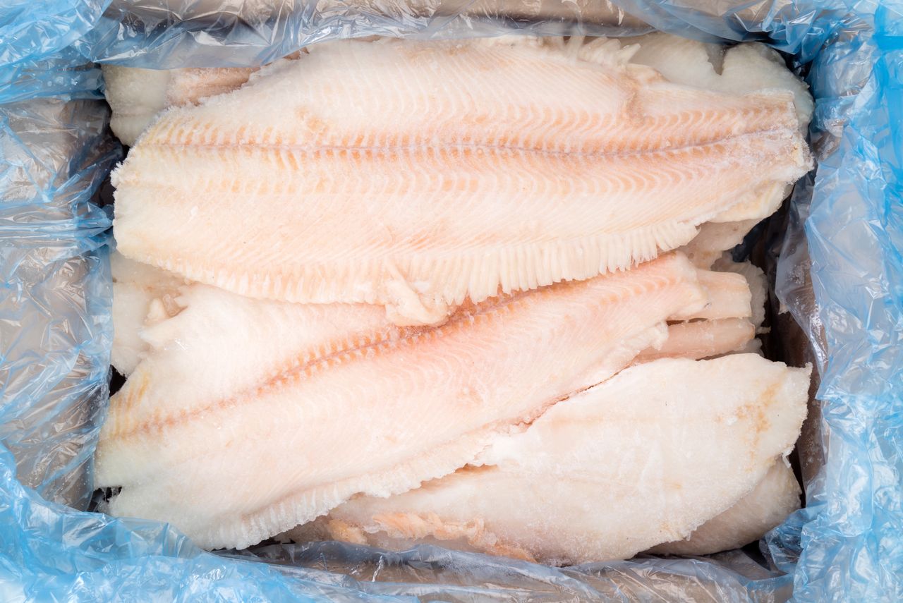 Natrzyj rybę i odstaw. Rozmrozi się znacznie szybciej