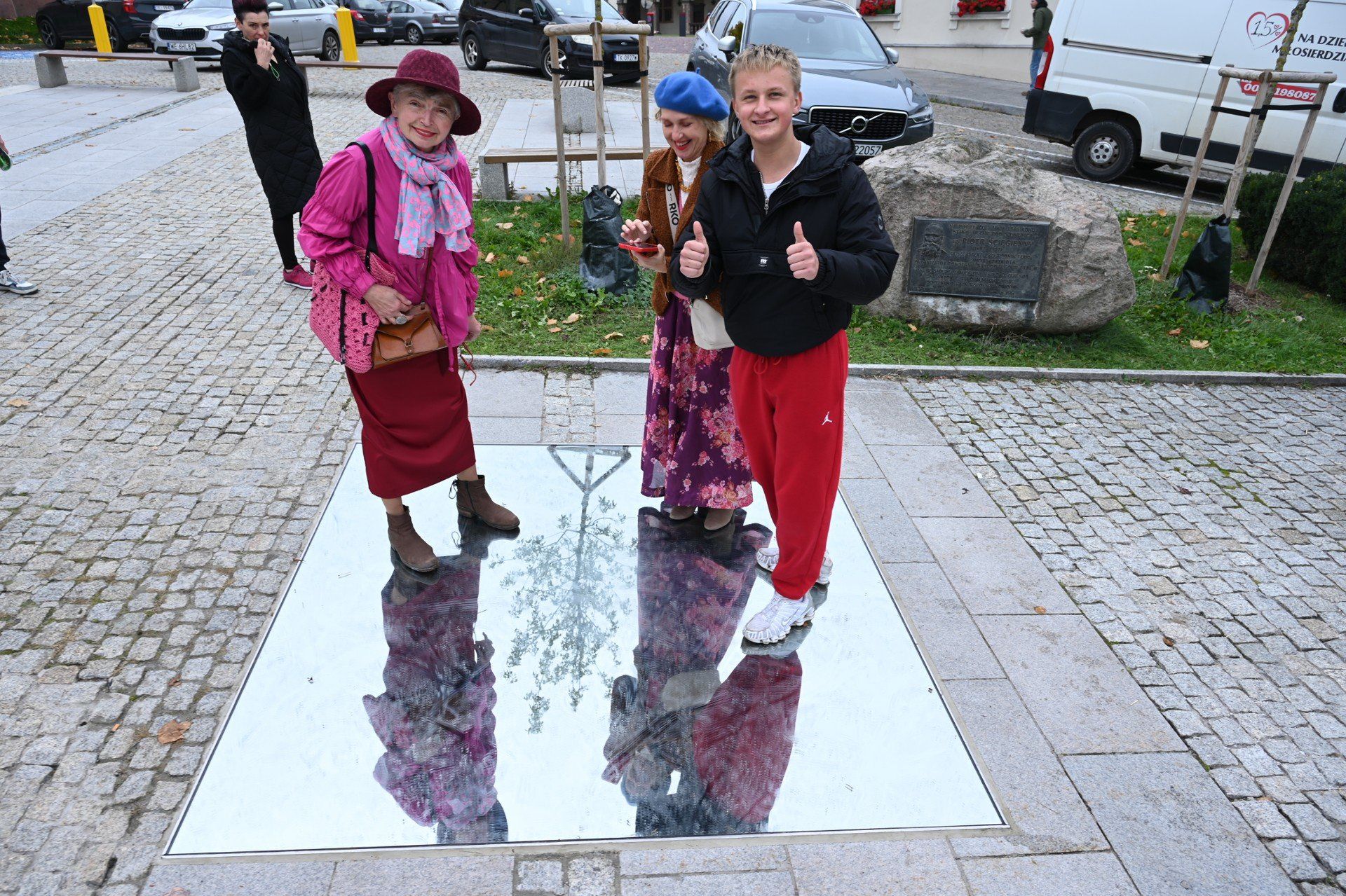 Na zdjęciu panie Teodora, Renata i uczeń z Kielc - ten akurat uważał, że wydatek na taką instalację jest zbędny