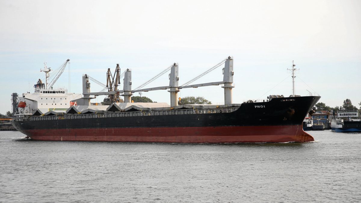 Statek towarowy Pnoi w porcie w Świnoujściu