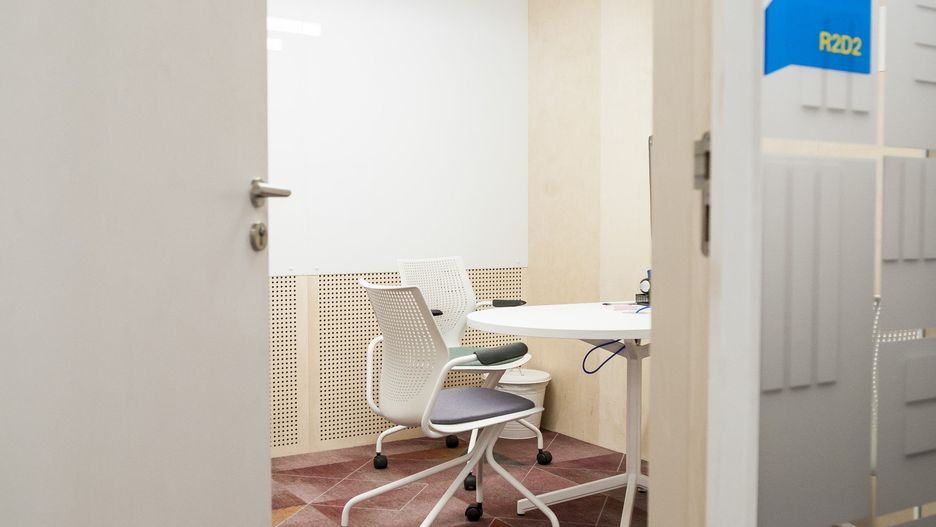 37 proc. badanych obawia się, że nadmierne poleganie na sztucznej inteligencji może obniżyć ich umiejętności i wiedzę specjalistyczną.