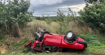 Audi uderzyło z impetem w stojącego na poboczu Volkswagena. Samochód miał awarię