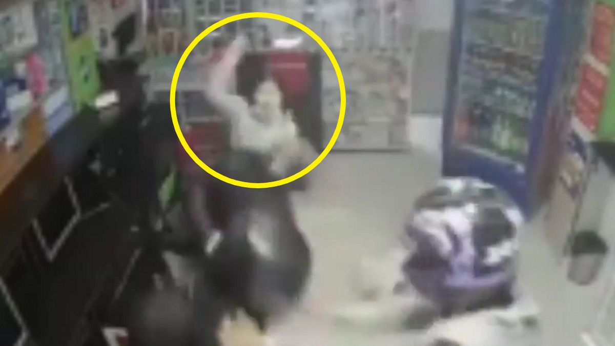 Nagranie z kamer monitoringu pokazuje jak 14-latka wymachując maczetą przegania włamywaczy ze sklepu. 