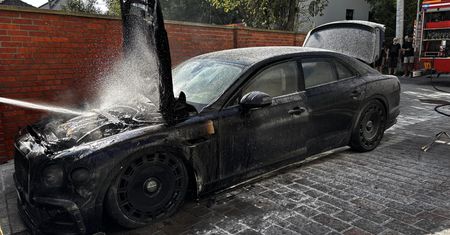 Spłonął Bentley zaparkowany na terenie sanktuarium. Internauci mają swoją teorię