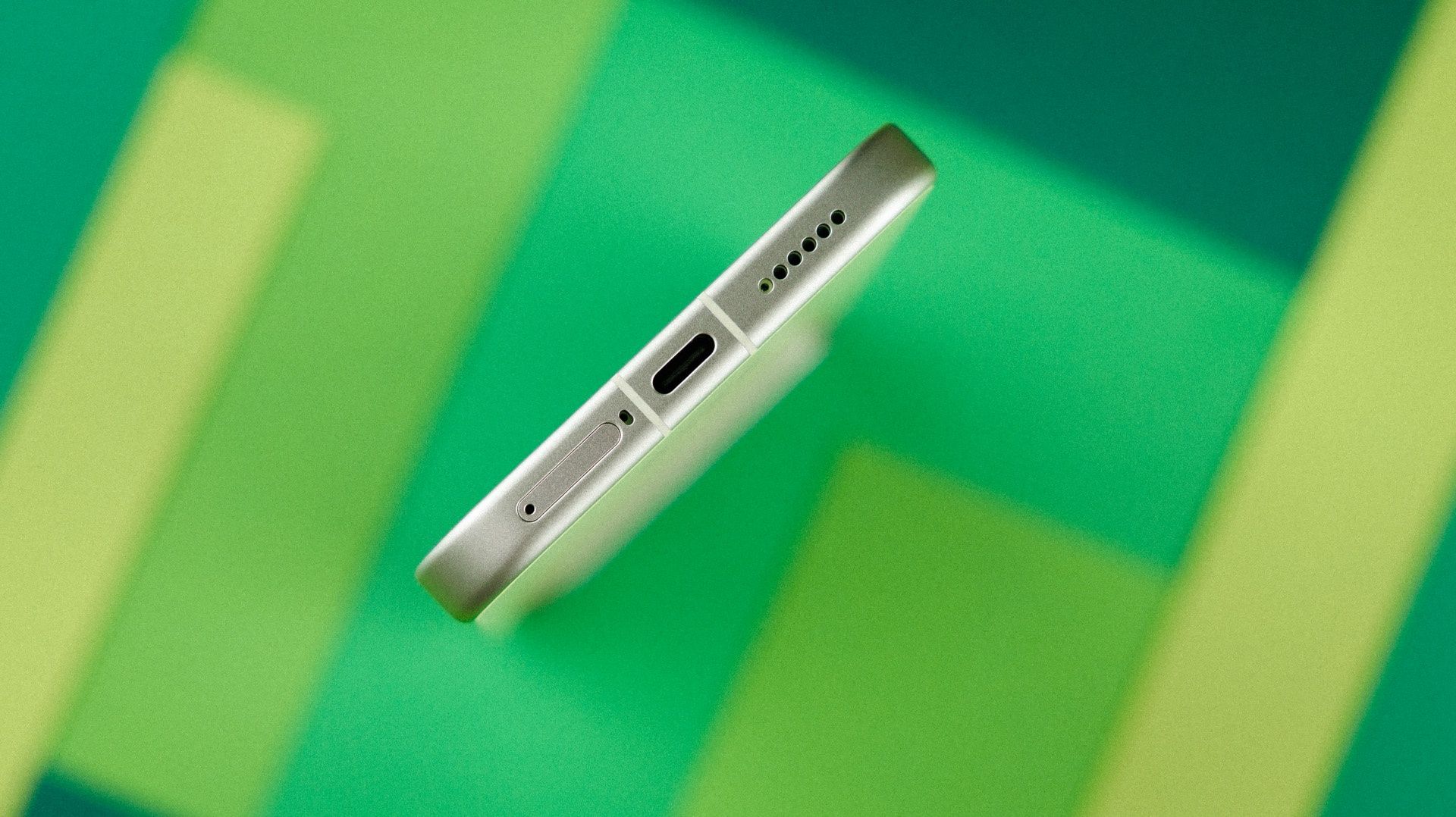 Dolna krawędź POCO F9 Pro z portem USB-C i głośnikiem