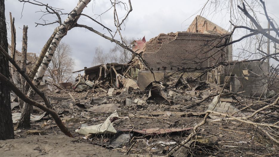 epa09801403 Aftermath of a shelling on the city of Byshiv near Kiev (Kyiv), Ukraine, 04 March 2022. Russian troops entered Ukraine on 24 February leading to a massive exodus of Ukrainians to neighboring countries as well as internal displacements.  EPA/STR Dostawca: PAP/EPA.