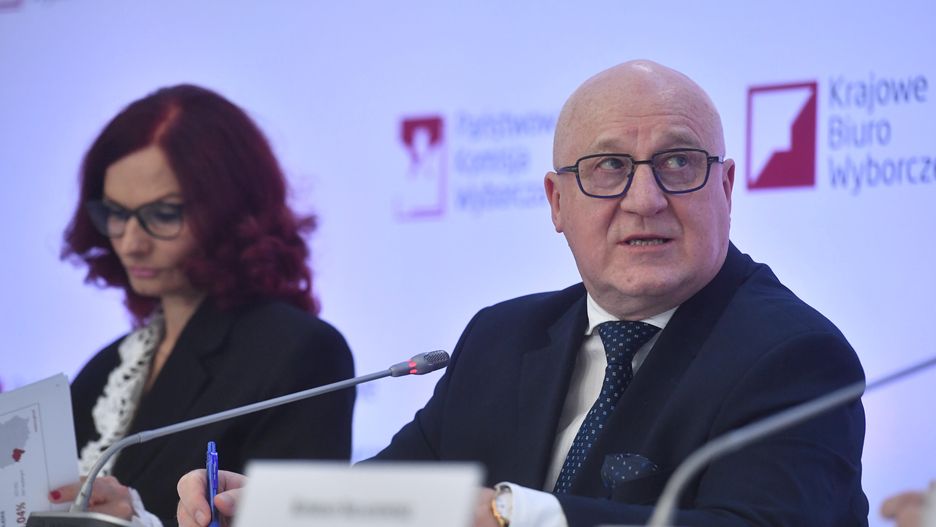 Sylwester Marciniak, Magdalena Pietrzak
Warszawa, 07.04.2024. Wybory samorz�dowe 2024.  Przewodnicz�cy Pa�stwowej Komisji Wyborczej s�dzia Sylwester Marciniak (P) oraz sekretarz Pa�stwowej Komisji Wyborczej, szefowa Krajowego Biura Wyborczego Magdalena Pietrzak (L) podczas konferencji prasowej w siedzibie KPRP w Warszawie, 7 bm. 7 kwietnia odbywa si� pierwsza tura wybor�w samorz�dowych Do zako�czenia g�osowania obowi�zuje cisza wyborcza. (pn/awol) PAP/Piotr Nowak
Piotr Nowak
1 1. pierwsza tura, g�osowanie, komisja wyborcza, konferencja, oddanie g�osu, pa�stwowa komisja wyborcza, PKW, polityka, prasowa, samorz�d, samorz�dowe, wyborczy, wybory, wybory samorz�dowe, 1 1. pierwsza, cisza wyborcza, tura wybor�w