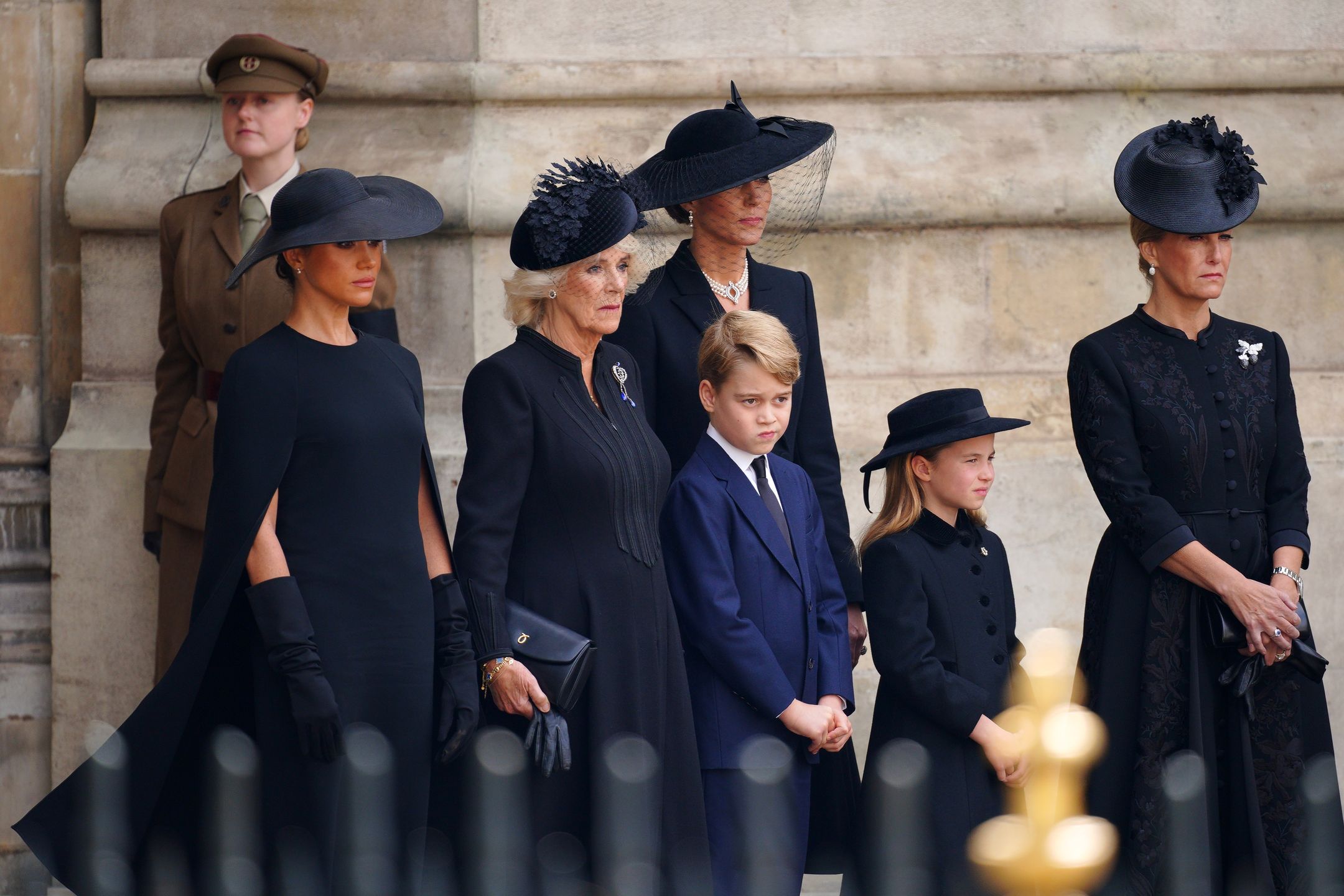 Meghan Markle, księżna Kate, królowa małżonka Camilla, hrabina Sophie, księżniczka Charlotte i książę George