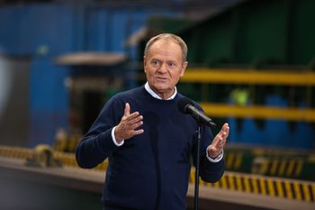 Konfederacja dogada się z PiS? Tusk: to przypomina raczej wojnę
