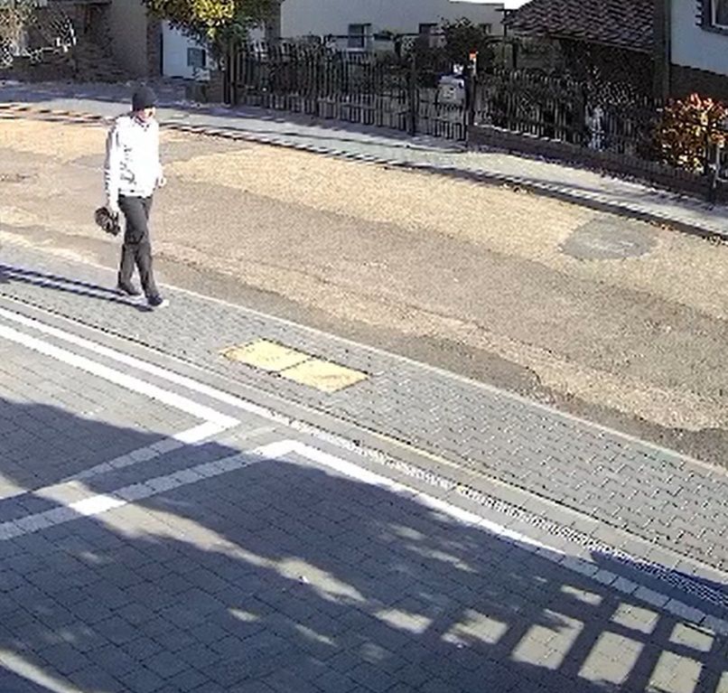 Rozpoznajesz tego mężczyznę? Od razu dzwoń na policję