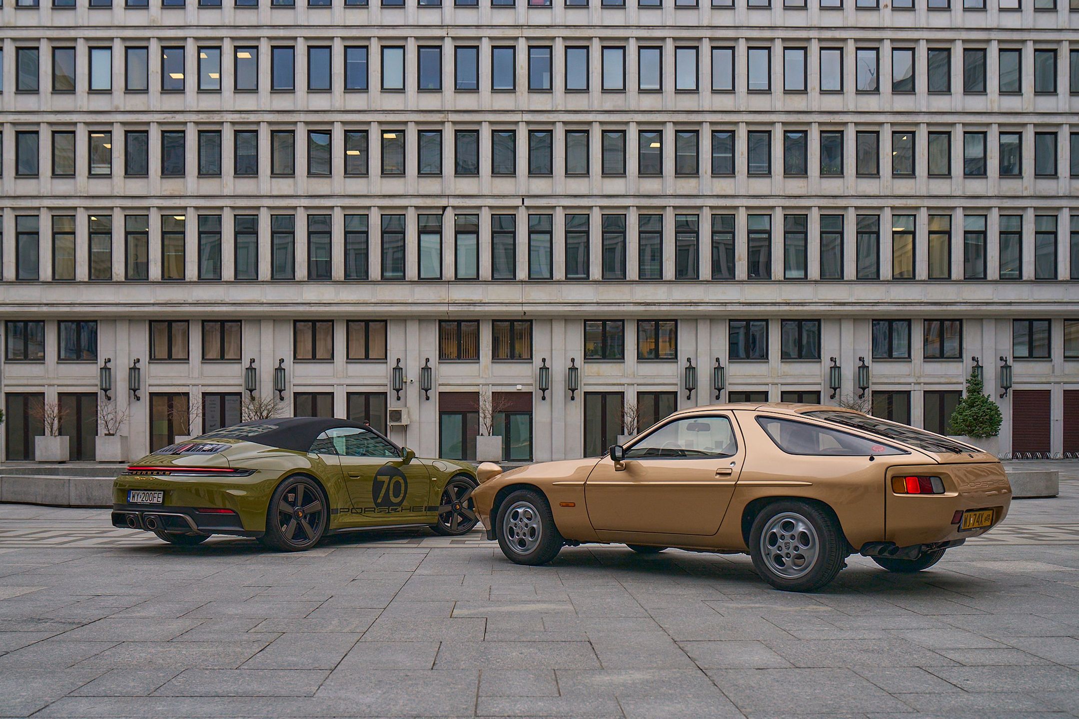 Porsche 928 (1977) i Porsche 911 Spirit 70 (2025)