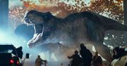 To trzeba zobaczyć. Drapieżnik z "Jurassic World" demoluje kino samochodowe