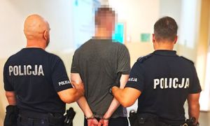 Meble spadały z trzeciego piętra. Interwencja policji ujawniła coś więcej
