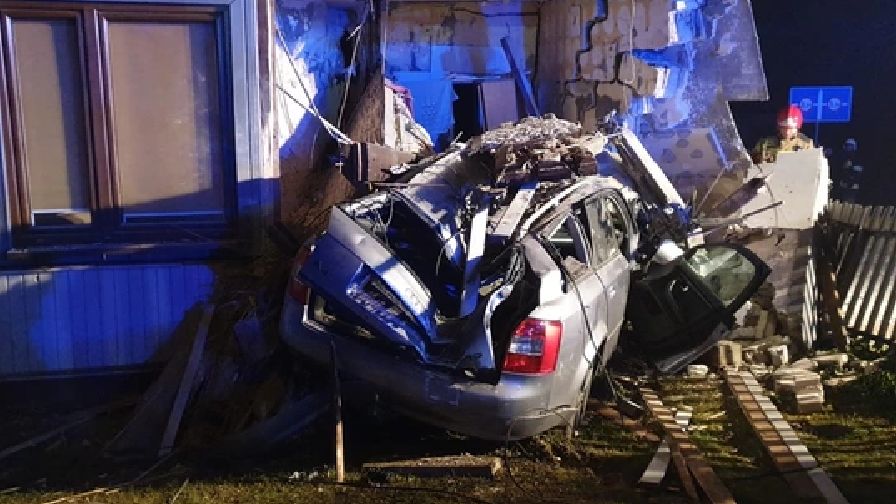 Pościg w Stykowie. Pijany kierowca wjechał w dom